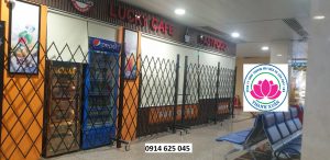 Hàng rào sắt có bánh xe kéo tay