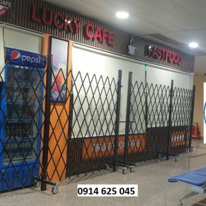 Hàng rào sắt có bánh xe kéo tay