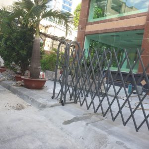 Hàng rào xếp kéo tay chữ U cho cơ quan