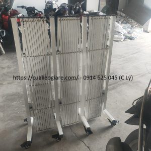 Hàng rào kéo màu trắng xếp gọn
