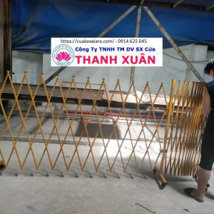 Nhân viên kỹ thuật đang gắn tem bảo hành và kiểm tra sản phẩm trước khi bàn giao