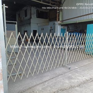 Hàng rào xếp di động kéo tay chữ T có bánh xe