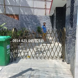 Hàng rào kéo tay di động chữ U màu vàng đồng cho gia chủ