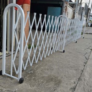 Công trình hàng rào xếp cách ly di động kéo tay, màu trắng về bình phước ngang 6m x cao 1.3m có bánh xe