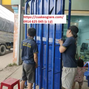 Nhân viên kỹ thuật đang gắn tem bảo hành và kiểm tra sản phẩm trước khi bàn giao