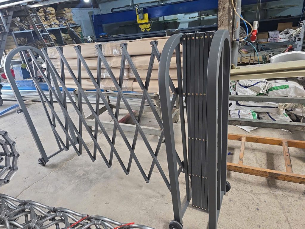 hàng rào di động dễ di chuyển, hàng rào có bánh xe.