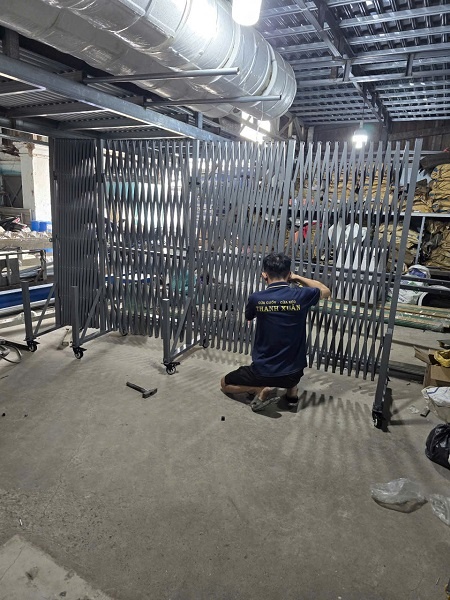 Cty sản xuất cửa Thanh Xuân sản xuất hàng rào xếp kéo tay
