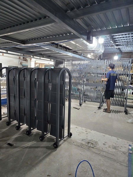 Hàng rào xếp gọn di động đẹp có bánh xe di động